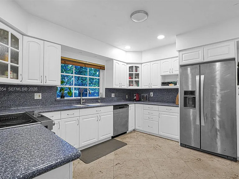 9325 NE 5th Ave — Photo 37