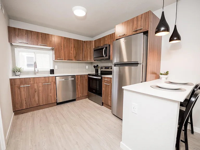 908 W Stoughton St — Photo 8