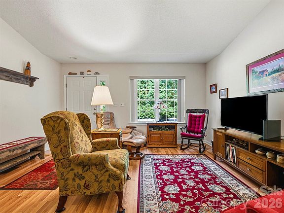 5th image of 107 London Ct