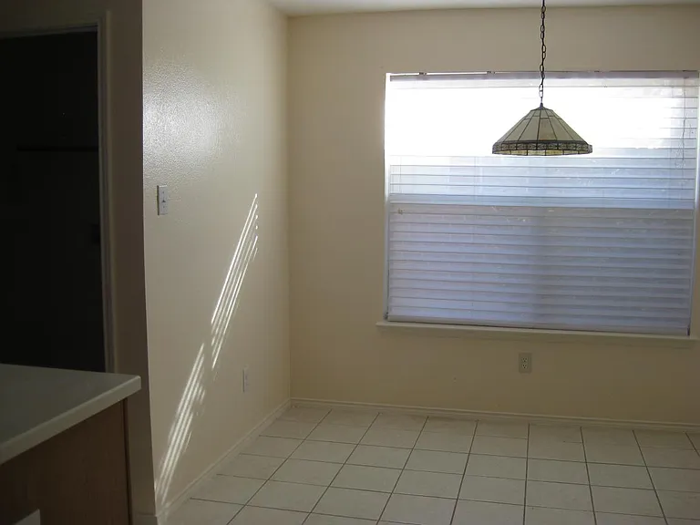 1086 London Dr — Photo 13