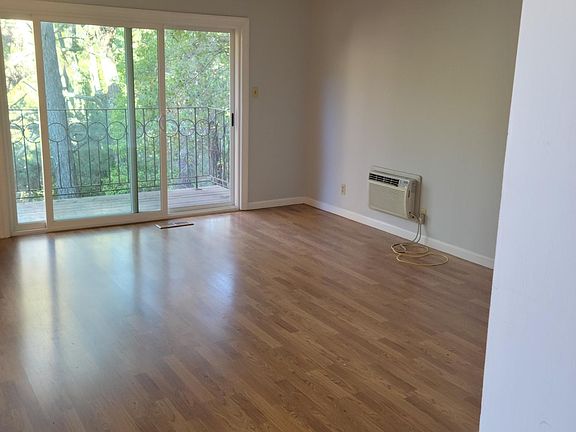 3rd image of 2050 Ascot Dr APT 6
