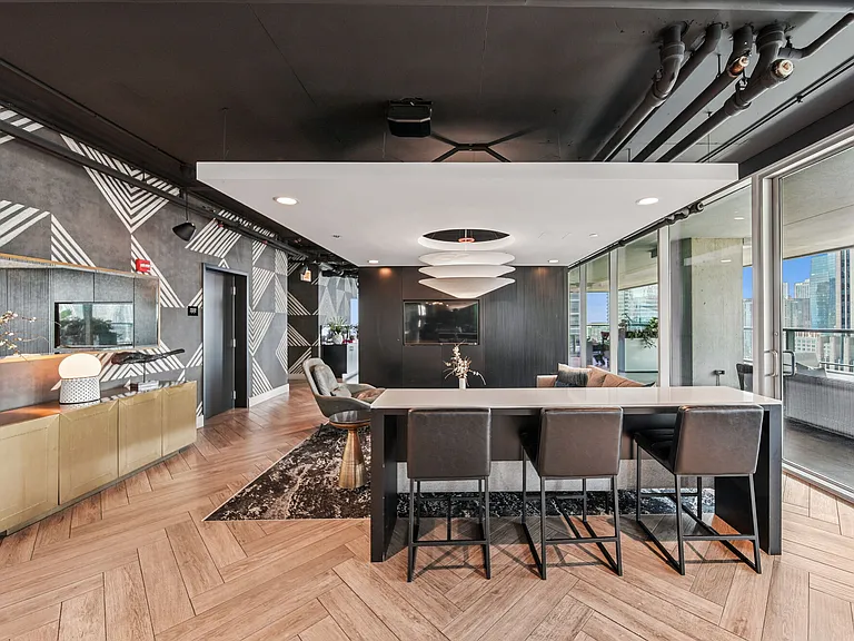 Aston Chicago — Photo 16