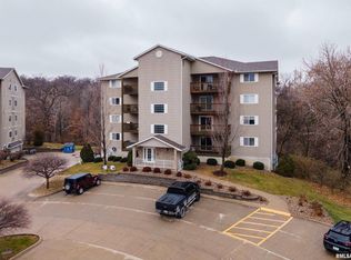 4094 Creek Hill Dr, Bettendorf, IA 52722