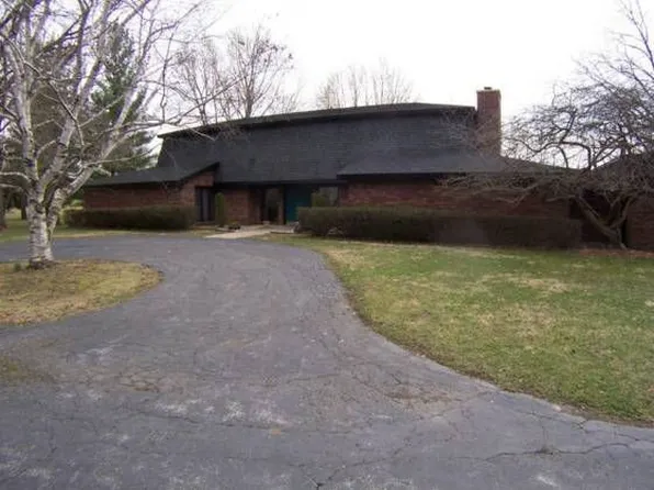 1601 Golf Dr, Mahomet, IL 61853