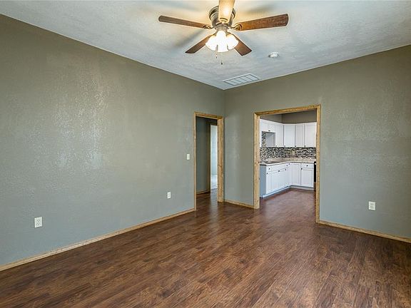 4th image of 817 W C Ave