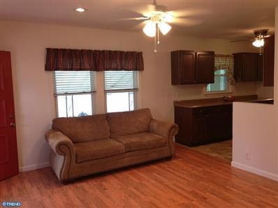 4th image of 829 Woodland Ave