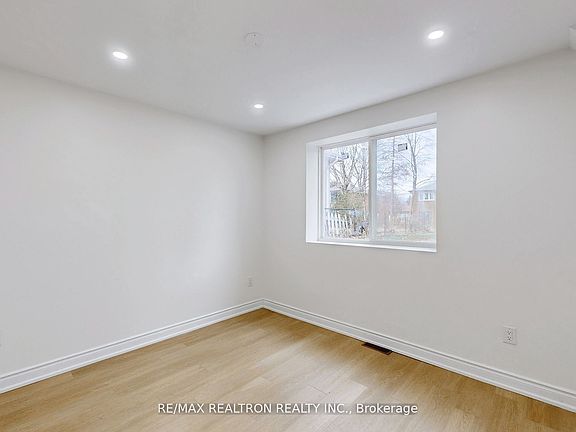 3rd image of 6 Deering Cres