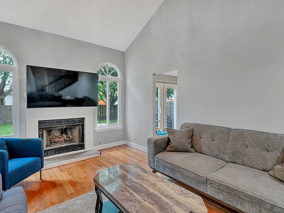 3rd image of 529 Canterbury Dr