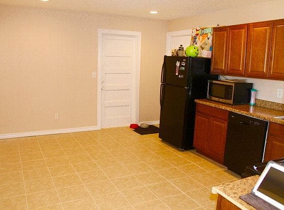 4th image of 1110 Harris St