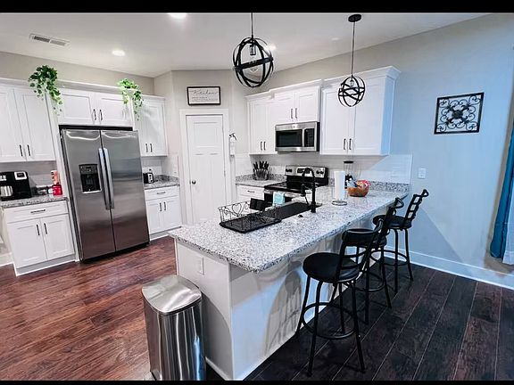 5th image of 19 E Castle Dr