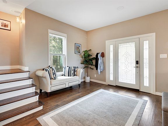 3rd image of 828 Elsbeth St