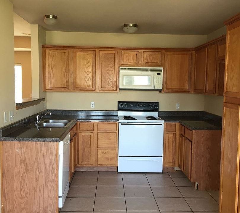 2nd image of 507 Persimmon St SW #House