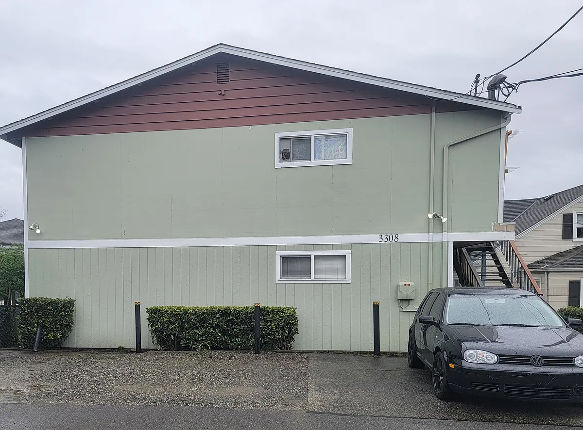 Building Photo - 3308 Oakes Ave SE #4