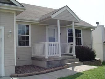 2nd image of 833 SW Woodland Dr