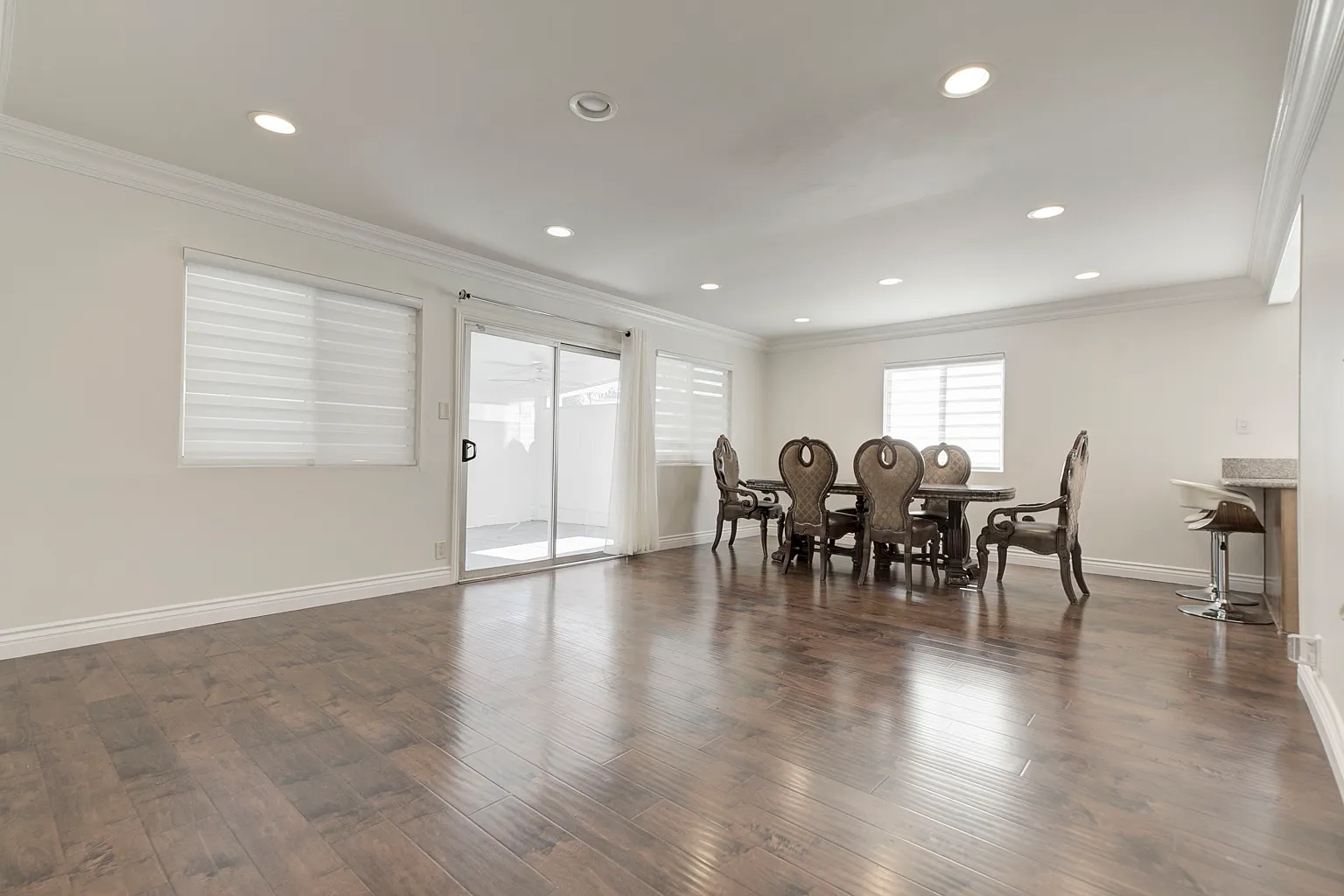 4 bed, 1360 sqft, $4,300 — Photo 3