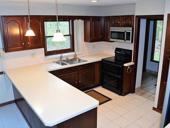 5th image of N54W30921 Windwood Dr