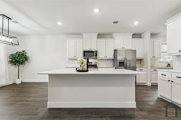 4 bed, 2621 sqft, $3,500 — Photo 2