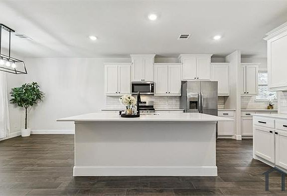 3rd image of 6012 Paddock Ln