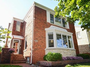 2933 W Birchwood Ave, Chicago, IL 60645