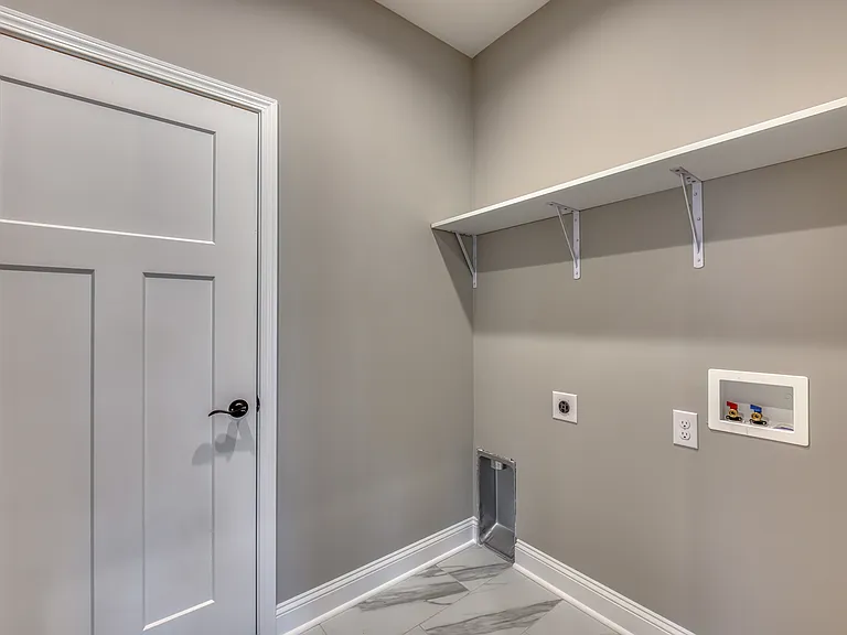 221 Monroe Dr — Photo 2