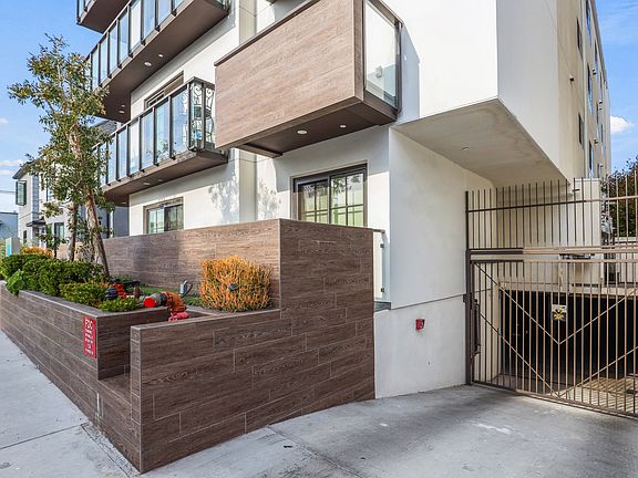 Resident Garage of Kings 126 by Wiseman