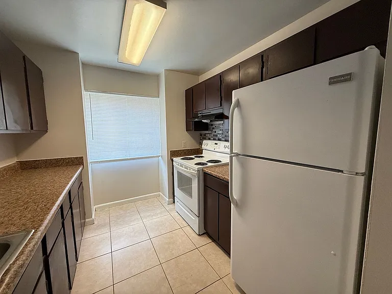1001 Spring Meadow Dr — Photo 5