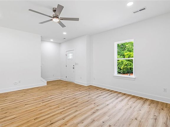 5th image of 1109 Manly St
