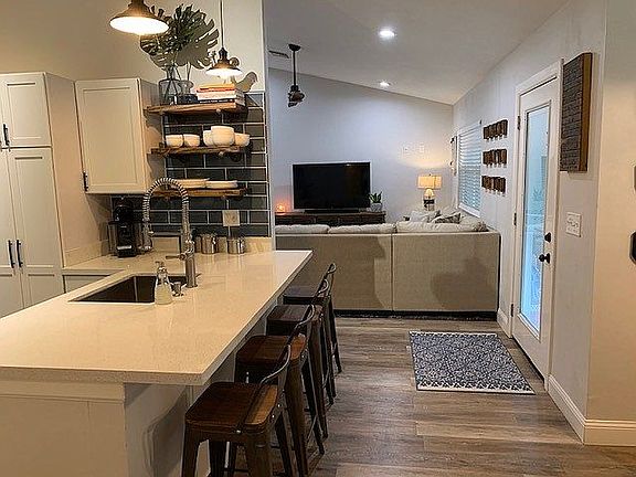 5th image of 1025 NE 5th Pl