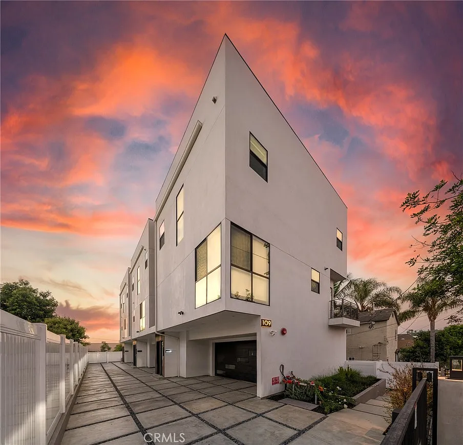 4 bed, 2100 sqft, $5,900 — Photo 1