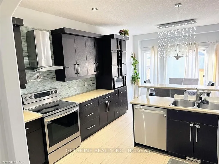 294 Featherstone Cres — Photo 7