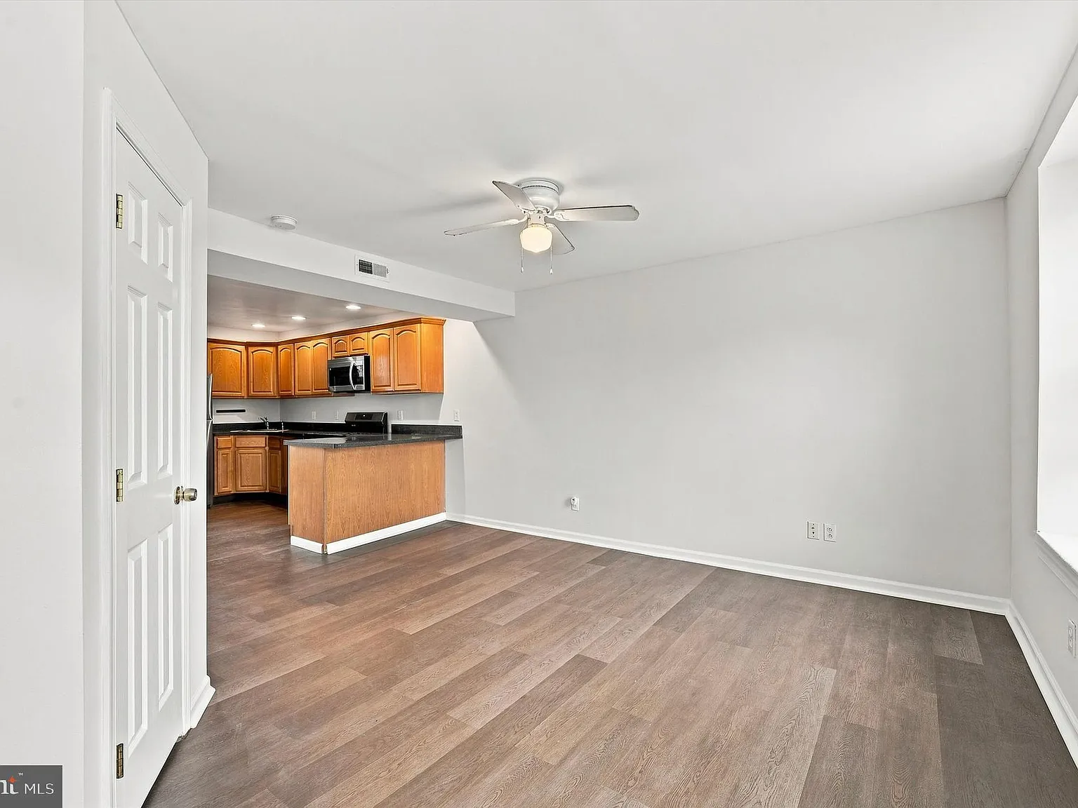 2 bed, 700 sqft, $2,300 — Photo 3