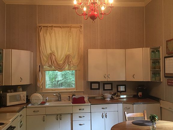 Huge whita country kitchen 