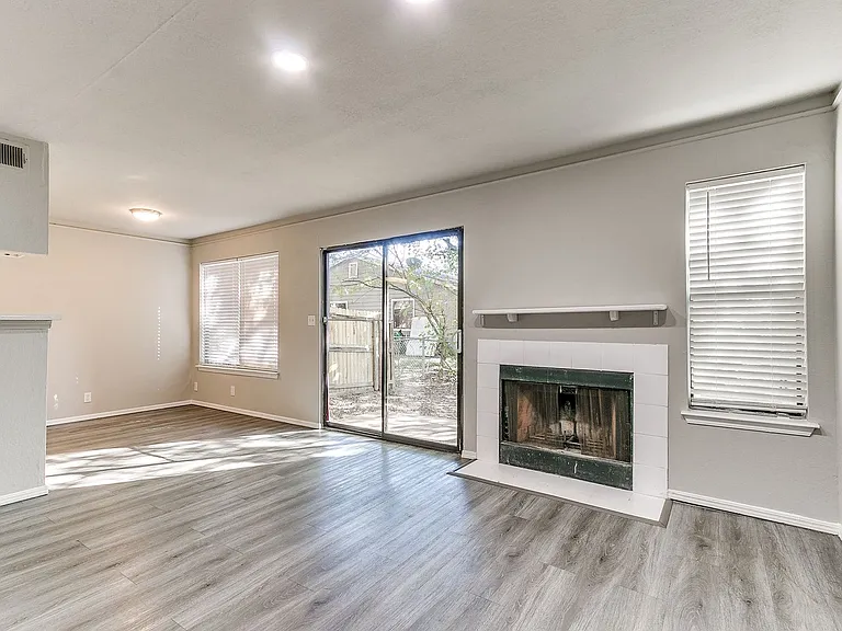 1113 W Fulton St — Photo 10