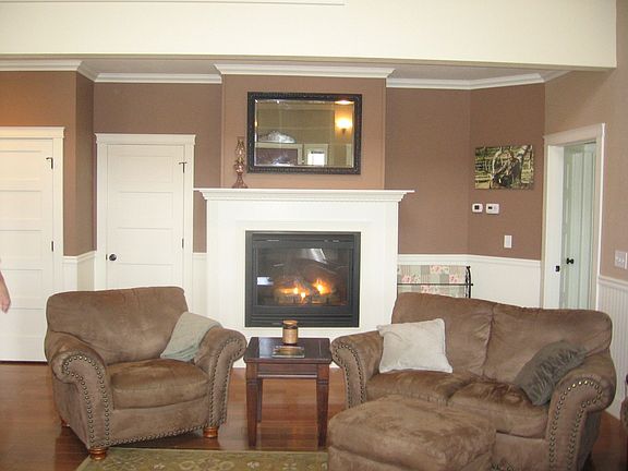 WARM & INVITING LIVING ROOM