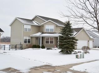305 Pine Crest Dr, Robins, IA 52328