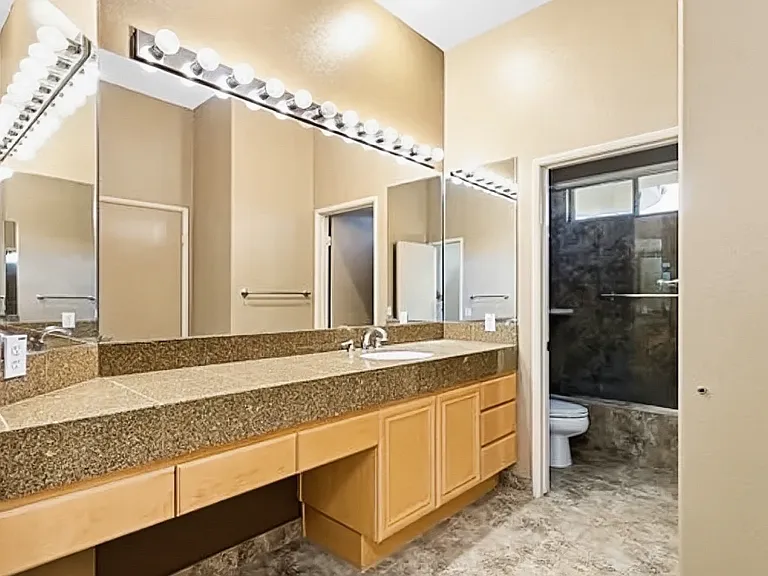 240 W Kavenish Dr — Photo 14