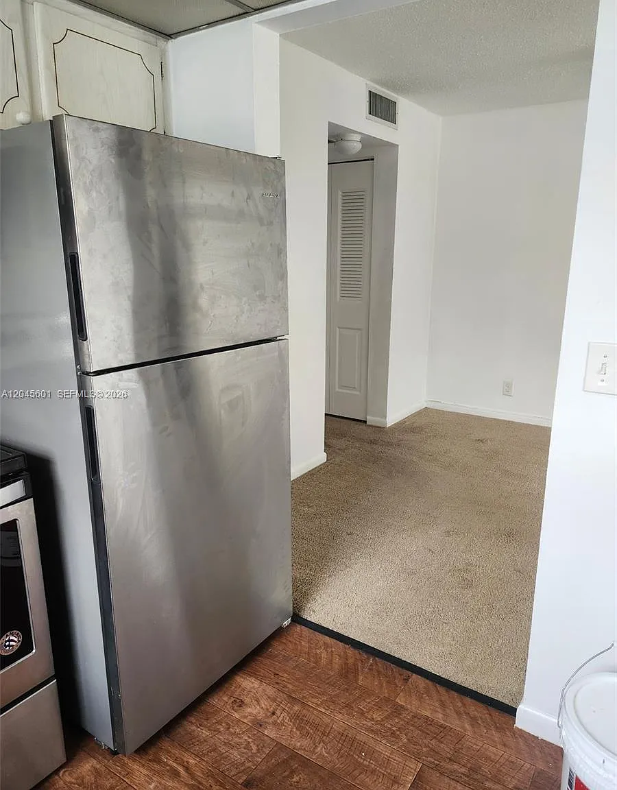 1 bed, 1.5 bath, 738 sqft, $1,200 — Photo 3