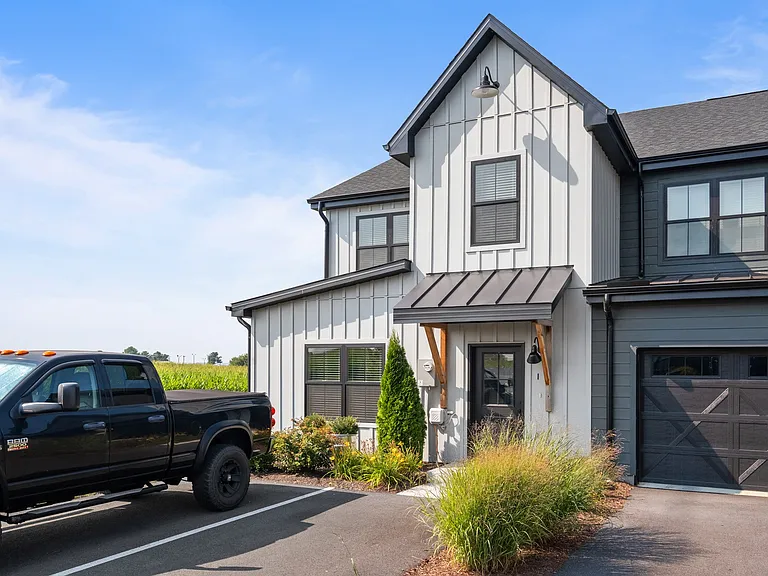 1 Field Ct — Photo 1