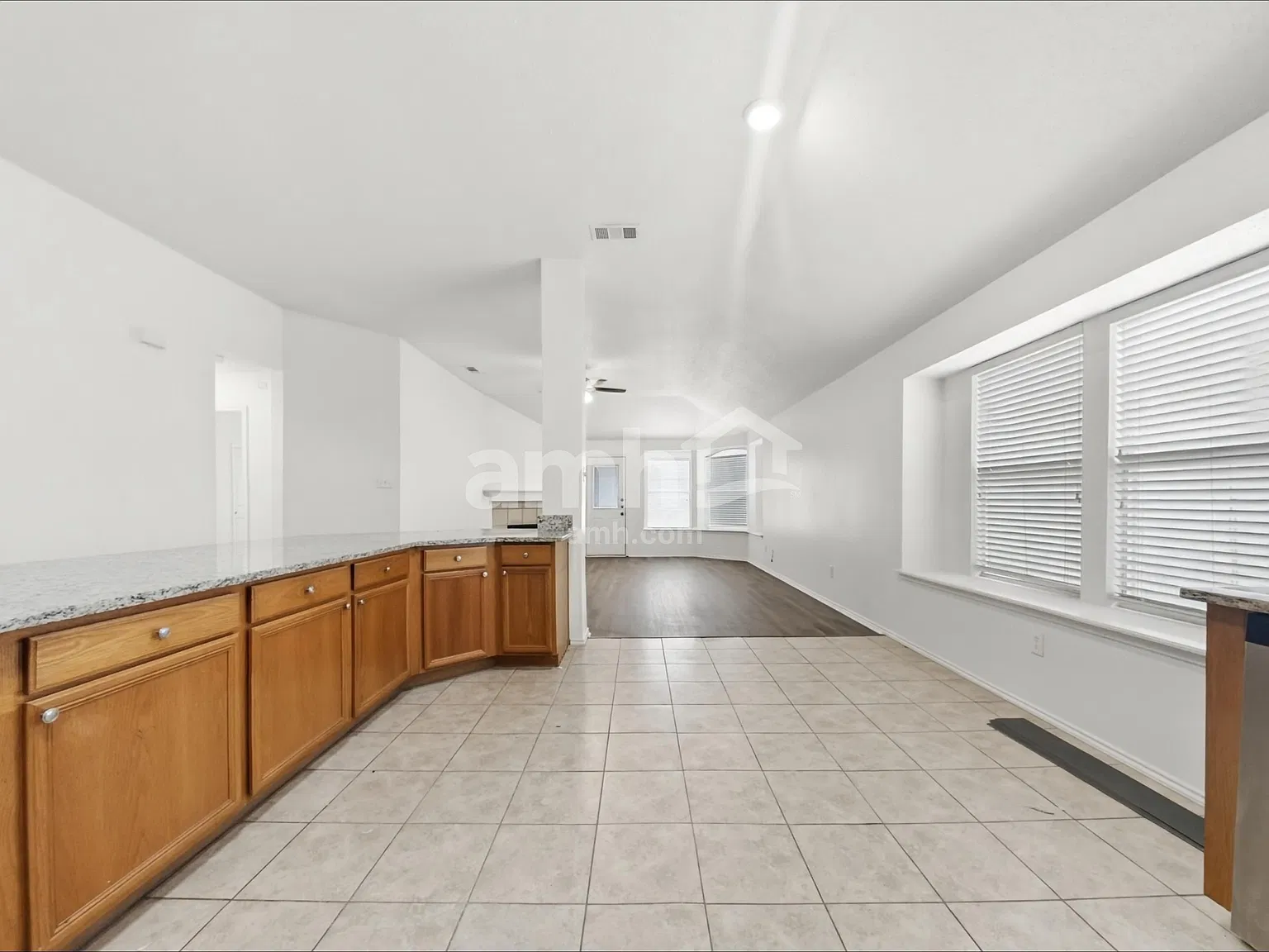 3 bed, 2.0 bath, 1829 sqft, $2,050 — Photo 4