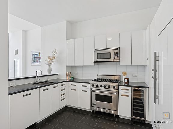 5th image of 4630 Center Blvd #Penthouse 3
