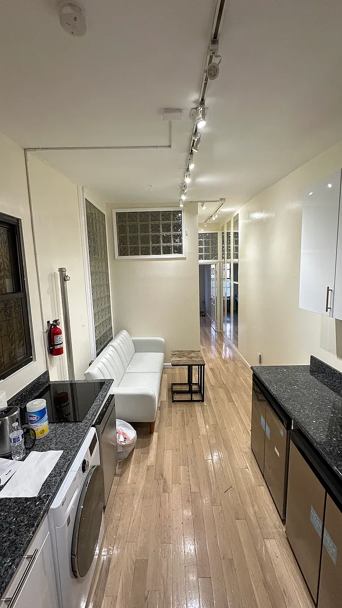 Building Photo - 380 3rd Ave #14