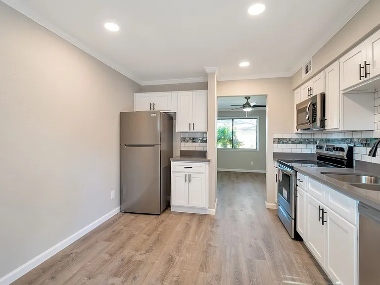 515 E Dunbar Dr — Photo 3