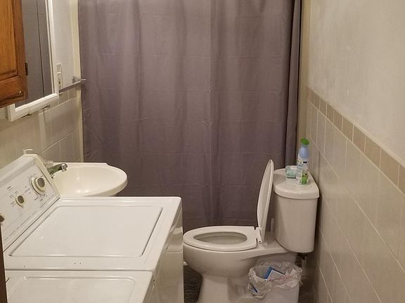 Full bathroom with washer n dryer hook ups.