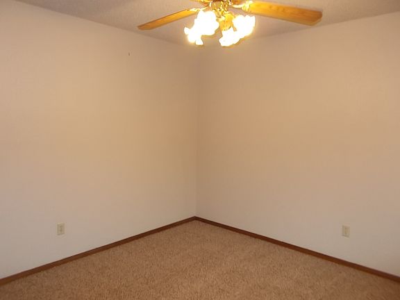 5th image of 321 Aristocrat Dr APT A