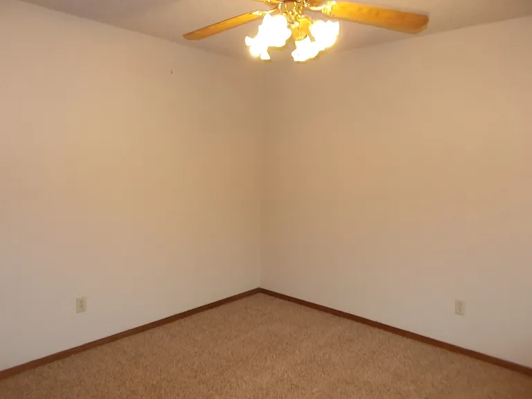 321 Aristocrat Dr — Photo 5