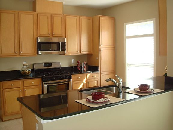Stainless steel appliances & lots of cabinet space