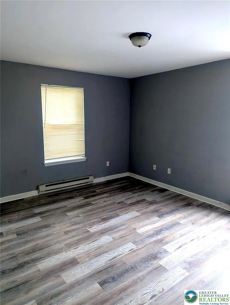 3 bed, 1.0 bath, 1300 sqft, $1,800 — Photo 4
