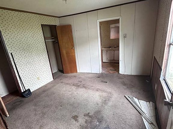4th image of 371 Pine St