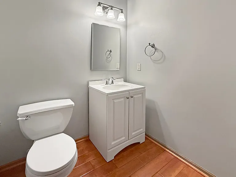 815 Newberry Ln — Photo 5