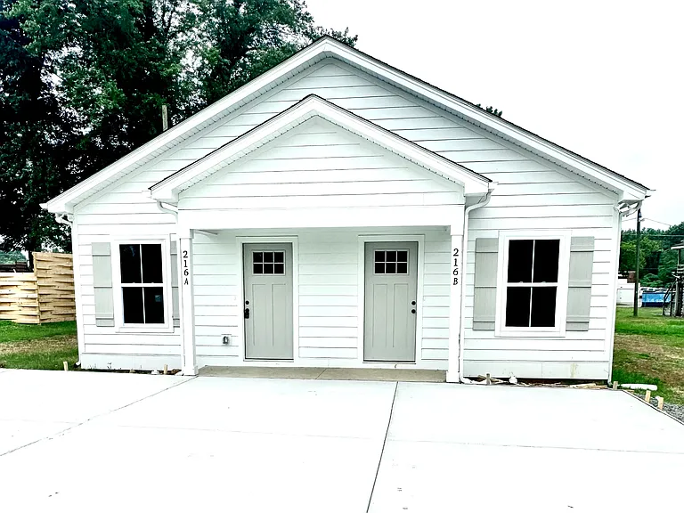 216 Victor Reiter Pkwy #B — Photo 1